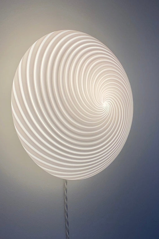 Vintage Murano plafond loftlampe / væglampe i hvid glas med swirl og hvid bund. Håndlavet i Italien, 1970erne. D:27 cm H:15 cm vintage murano swirl lamp ceiling will white glass