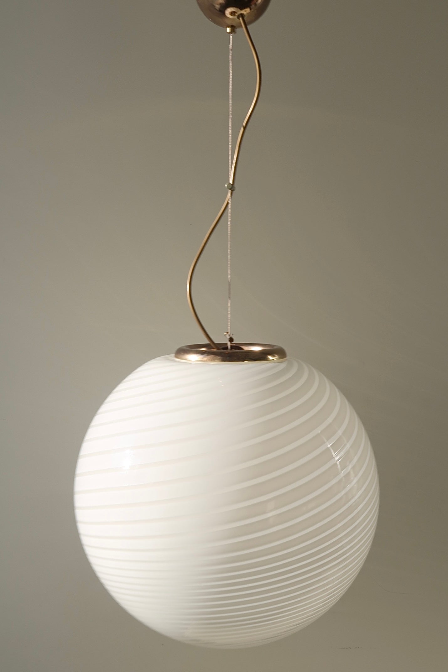 Vintage Murano pendel loftlampe med justerbart messing ophæng. Mundblæst i hvid opal glas med swirl. Håndlavet I Italien, 1970erne. D:40 cm. 
