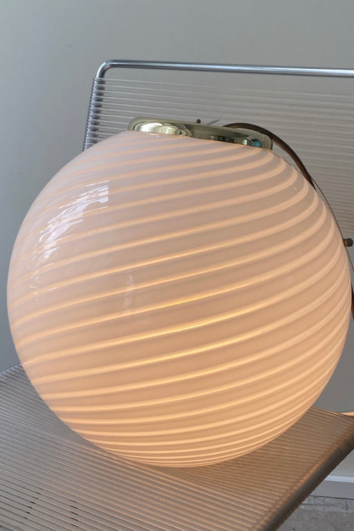 Vintage Murano loftlampe pendel med messing ophæng. Mundblæst i hvid opal glas med helt fantastisk swirl. Håndlavet I Italien, 1970erne. D:35 cm. 