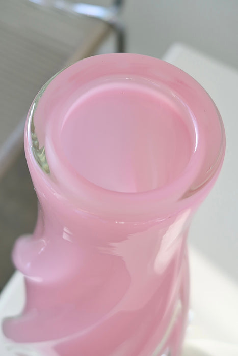 Vintage ekstra stor Murano vase i lyserød / pink alabastro glas. Denne glastype er blevet et samleobjekt grundet sjældenhed og den helt fantastiske nuance. Vasen er mundblæst i en organisk swirl form. Håndlavet i Italien, 1950/60erne. H:33 cm D:14 cm