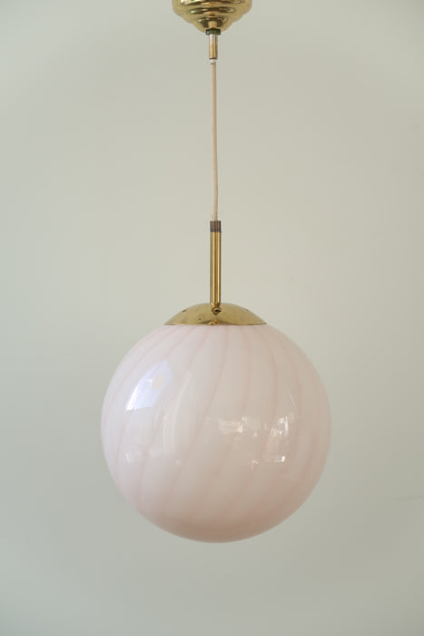 Vintage Murano loftlampe i lyserødt glas. Glasset er mundblæst i rund form med et swirl mønster. Håndlavet i Italien, 1970erne, og har messing ophæng. D:25 cm murano ceiling lamp pendant swirl pink glass 