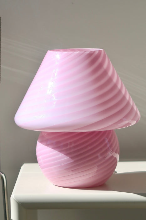 Vintage Murano mushroom lampe i mellem størrelse i nuancer af lyserød. nuance. Lampen er mundblæst i ét stykke glas med swirl og giver et virkelig hyggeligt lys. Håndlavet i Italien, 1970erne. ⁠⁠H:26 cm D:24 cm