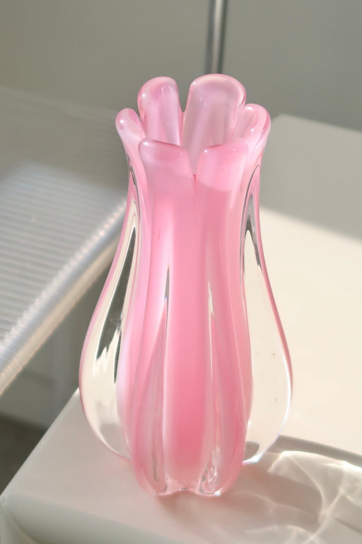 Vintage Murano vase i lyserød / pink alabastro glas. Denne glastype er blevet et samleobjekt grundet sjældenhed og den helt fantastiske nuance. Vasen er mundblæst i en organisk form. Håndlavet i Italien, 1950/60erne. H:20 cm D:11 cm  archimede seguso glass vase pink 