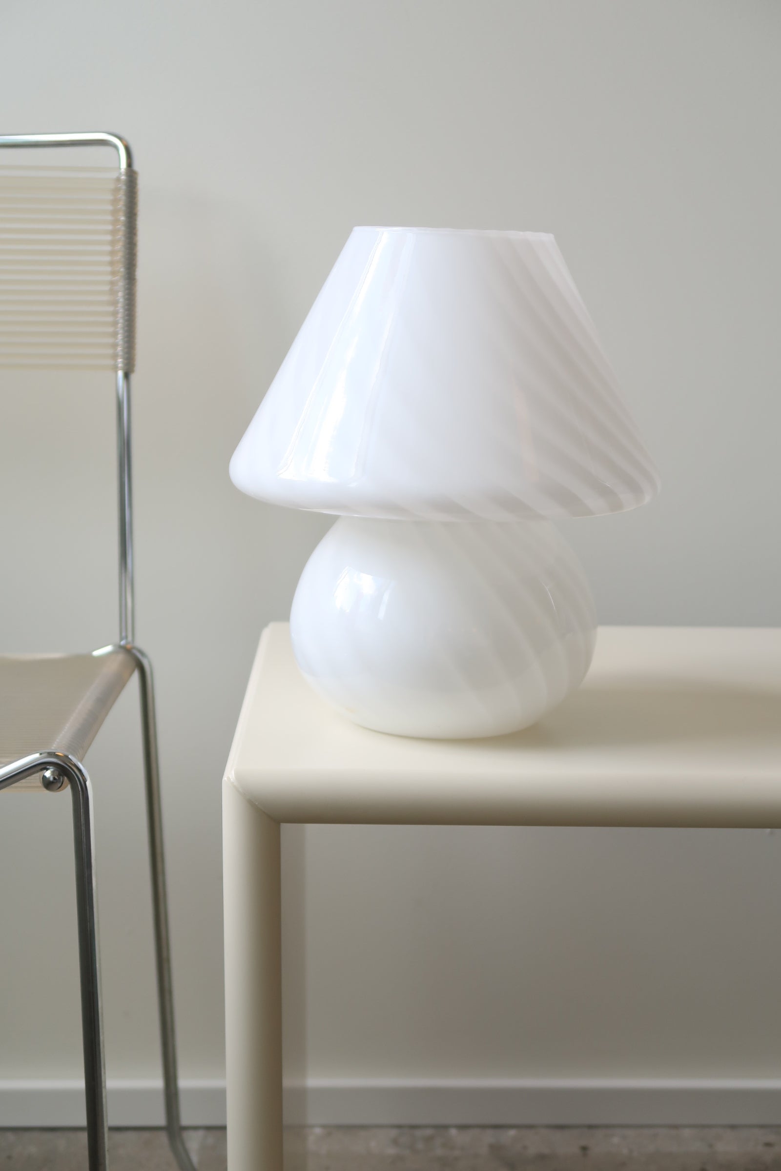 Smuk vintage Murano mushroom bordlampe i medium størrelse. Perfekt afbalanceret form i mundblæst hvid glas med swirl mønster. Håndlavet i Italien, 1960/70erne, og kommer med ny hvid ledning. ⁠H: 28 cm D: 24 cm