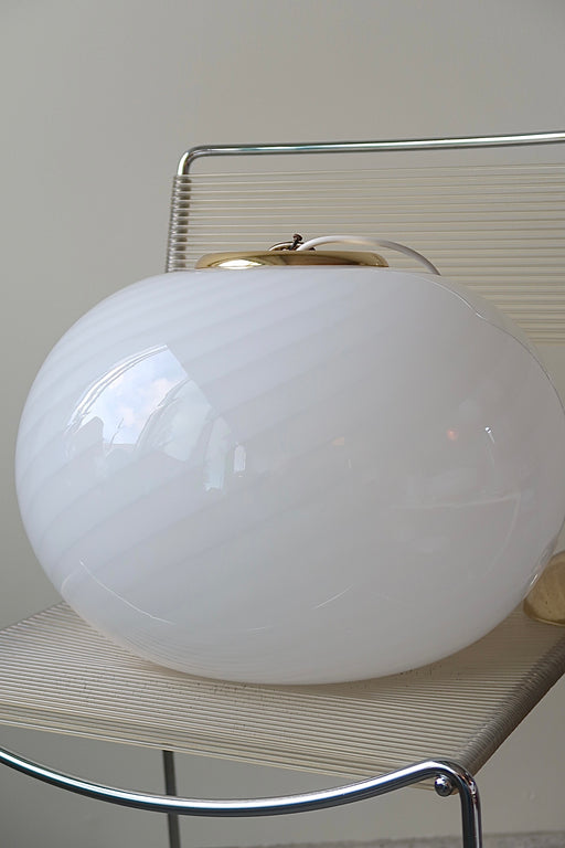 Smuk vintage Murano loftlampe i glas med messing ophæng. Glasset er mundblæst i semi oval form med hvid swirl mønster. Håndlavet i Italien, 1970erne, og kommer med ny hvid ledning. D:40 cm  