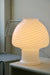 Stor vintage Murano Vetri mushroom bordlampe. Glasset er mundblæst i en eventyrlig og sjælden form med symmetrisk swirl fra top til bund. Kommer med originalt Murano Vetri label. Har lille afslag på toppen, muligvis fra produktion - se billede. Håndlavet i Italien, 1970erne, og kommer med ny hvid ledning. H:37 cm D:29 cm  