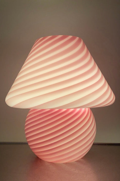 Vintage Murano mushroom lampe i mellem størrelse i nuancer af lyserød. nuance. Lampen er mundblæst i ét stykke glas med swirl og giver et virkelig hyggeligt lys. Håndlavet i Italien, 1970erne. ⁠⁠H:26 cm D:24 cm