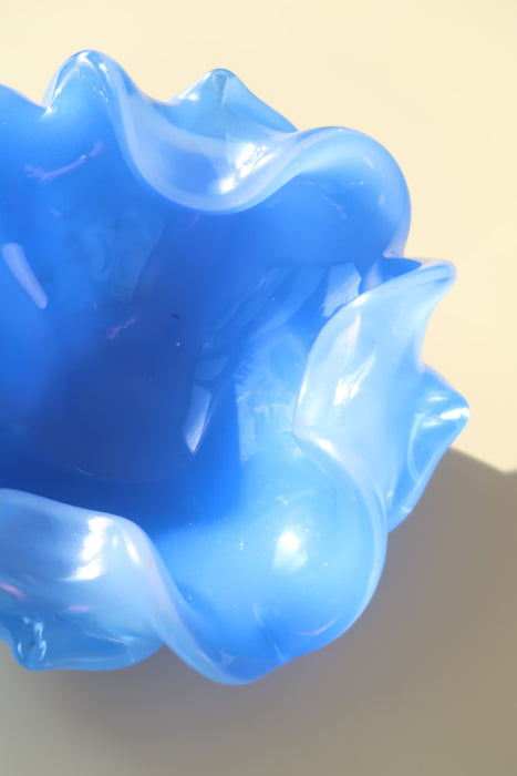 Utrolig smuk vintage Murano glasskål. Mundblæst i blå glas og den originale - ligeledes mundblæste - støder medfølger. Skålen er i utrolig flot stand. Håndlavet i Italien, 1970erne. ⁠D:18 cm⁠ H:6,5 cm⁠