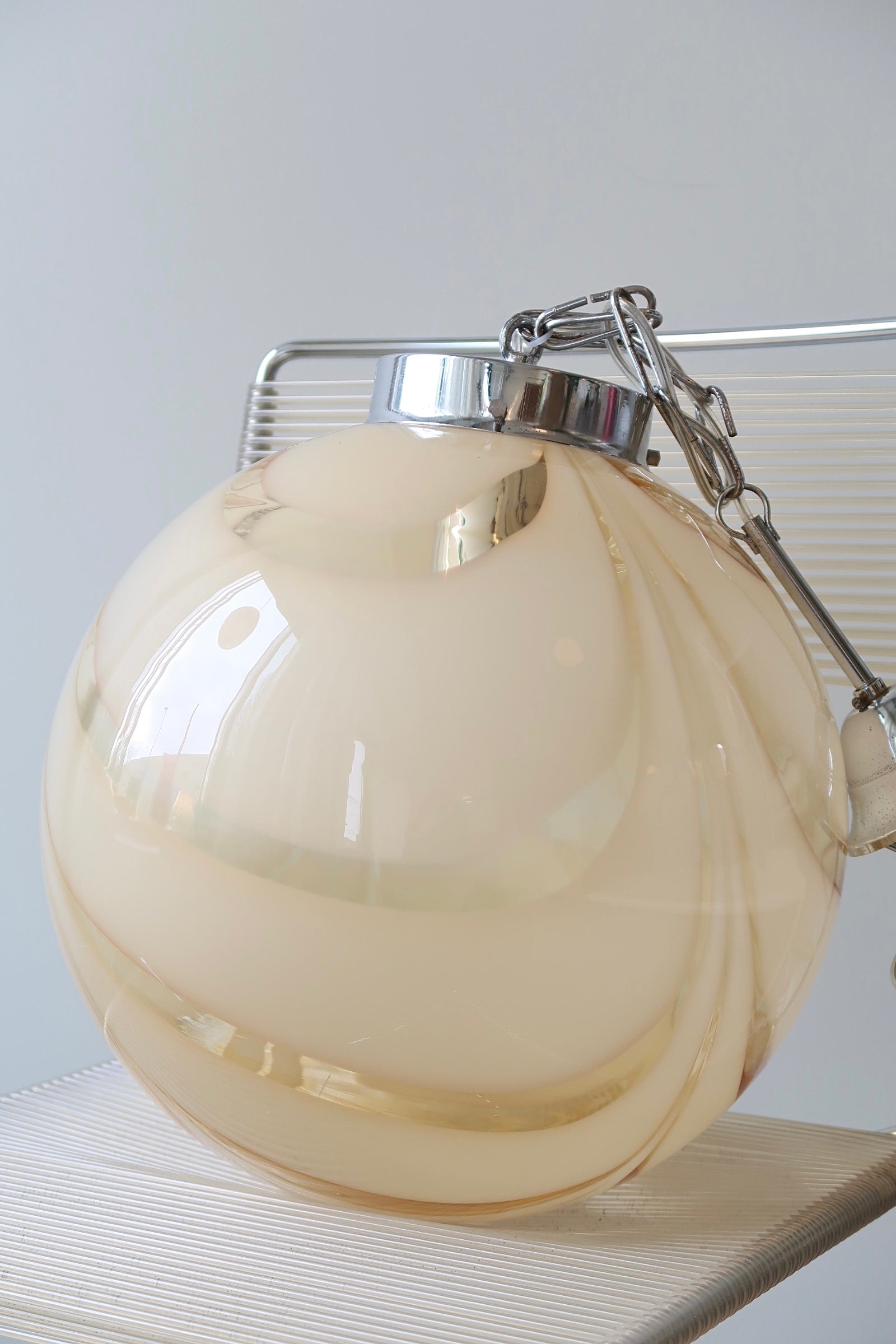 Vintage Murano pendel loftlampe i den fineste creme gule nuance. Mundblæst i rund form og har sølv ophæng. Håndlavet I Italien, 1970erne, og har nogen patina på glas. D:40 cm.   Item 204-10