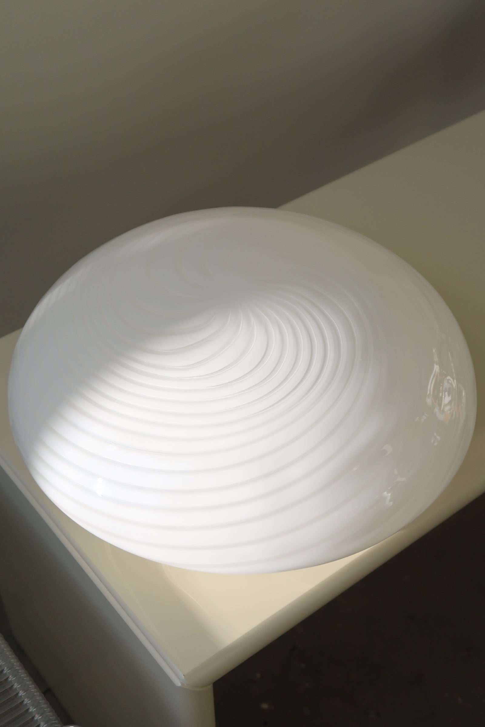 Stor vintage Murano plafond loftlampe i hvid glas med swirl mønster. Mundblæst lampe i glas med hvid bund, har 2x E27 fatning. Håndlavet i Italien, 1970erne.  D:40 cm H:16 cm.