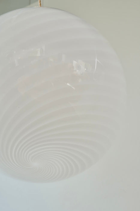 Vintage Murano loftlampe pendel med messing ophæng. Mundblæst i hvid opal glas med helt swirl. Håndlavet I Italien, 1970erne. D:40 cm. murano pendant ceiling light lamp glass swirl old
