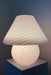Ekstra stor vintage Murano mushroom lampe i den mest fantastiske lyserød / bubble gum nuance. Lampen er mundblæst i ét stykke glas med swirl og giver et virkelig hyggeligt lys. Håndlavet i Italien, 1970erne, og kommer med ny stofledning.