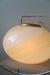 Smuk vintage Murano loftlampe i glas med messing ophæng. Glasset er mundblæst i oval form med hvid og gul swirl mønster. Håndlavet i Italien, 1970erne, og kommer med ny hvid ledning. Har originalt Murano label. D:45 cm  