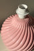 Vintage italiensk lampefod udformet i keramik med lyserød / rosa glasur og swirl mønster. Håndlavet i Italien, 1970erne, kommer med ny fatning og hvid ledning. 
