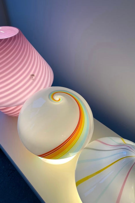 Vintage Murano mushroom bordlampe i en sjælden form med multi farvede candy striber. Lampen er mundblæst i et stykke glas. Håndlavet i Italien, 1970erne, og kommer med ny hvid ledning. H:28cm D:23 cm⁠⁠