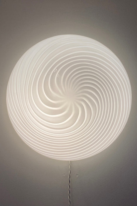 Stor vintage Murano plafond loftlampe i hvid glas med swirl mønster. Mundblæst lampe i glas med hvid bund, har 2x E27 fatning. Håndlavet i Italien, 1970erne.  D:40 cm H:16 cm.