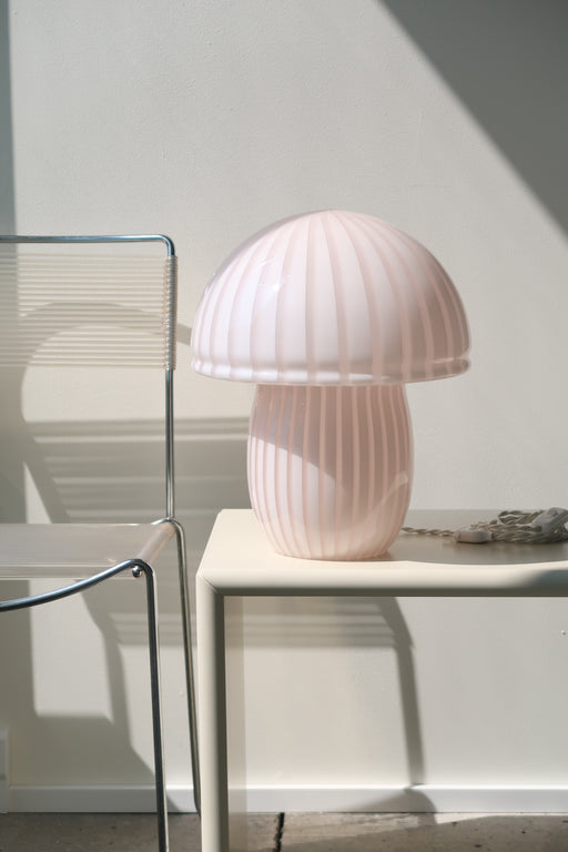 Stor Murano mushroom lampe i en særlig udformning. Mundblæst i glas i en blød lyserød nuance. Håndlavet i Italien, 1970erne, og kommer med ny ledning. ⁠H:40 cm D: 34 cm⁠
