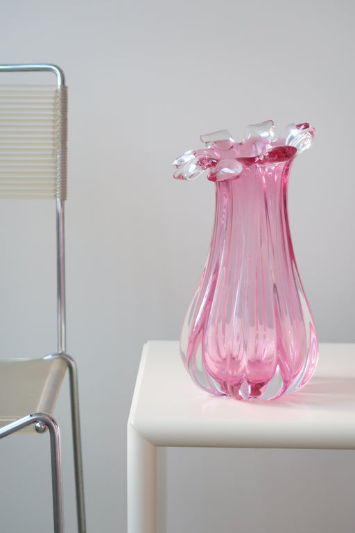 Vintage stor Murano glasvase i lyserød glas. Udarbejdet i Sommerso teknik med klippet afslutning - et fantastisk stykke håndværk. Signeret under bunden. I lige høj grad en skulptur, som det er en vase. Håndlavet i Italien, 1960/70erne. H:30 cm D:16 cm