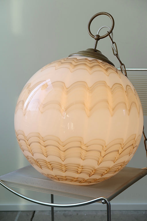 Vintage meget stor Murano loftlampe i glas. Mundblæst med et smukt mønster. Giver et smukt, behageligt lys. Håndlavet i Italien, 1970erne. D:45 cm Ophæng:125 cm
