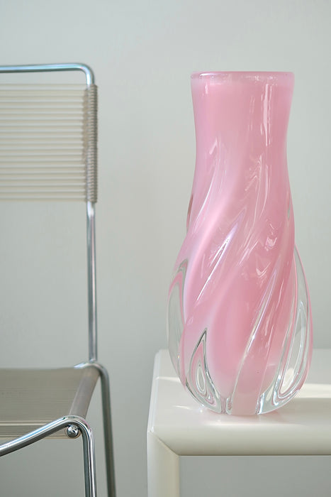 Vintage ekstra stor Murano vase i lyserød / pink alabastro glas. Denne glastype er blevet et samleobjekt grundet sjældenhed og den helt fantastiske nuance. Vasen er mundblæst i en organisk swirl form. Håndlavet i Italien, 1950/60erne. H:33 cm D:14 cm