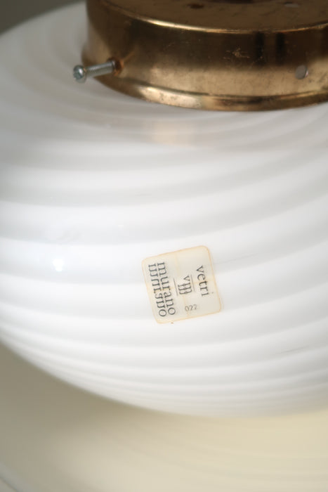 Vintage Murano Vetri plafond loftlampe / væglampe. Mundblæst hvid opal glas med swirl og messing bund. Håndlavet i Italien, 1970erne, og har original mærkat. D:27 cm⁠⁠ H:16 cm. murano lampe lamp