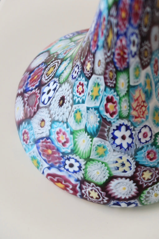 Vintage Murano Millefiori lampefod i glas med mønster. Millefiori betyder 'tusind blomster' og er en gammel italiensk glaspuster teknik, hvor farverige blomster i forskellige nuancer og udformninger smeltes sammen. Håndlavet i Italien, 1970erne. H:33 cm D:16 cm