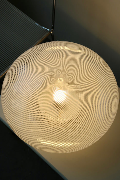 Vintage Murano filigrana plafond loftlampe i klart glas med tydeligt hvid swirl mønster. Messing bund. Giver det fineste mønster på loftet og væggen. Håndlavet i Italien, 1970erne. D:40 cm H:22 cm