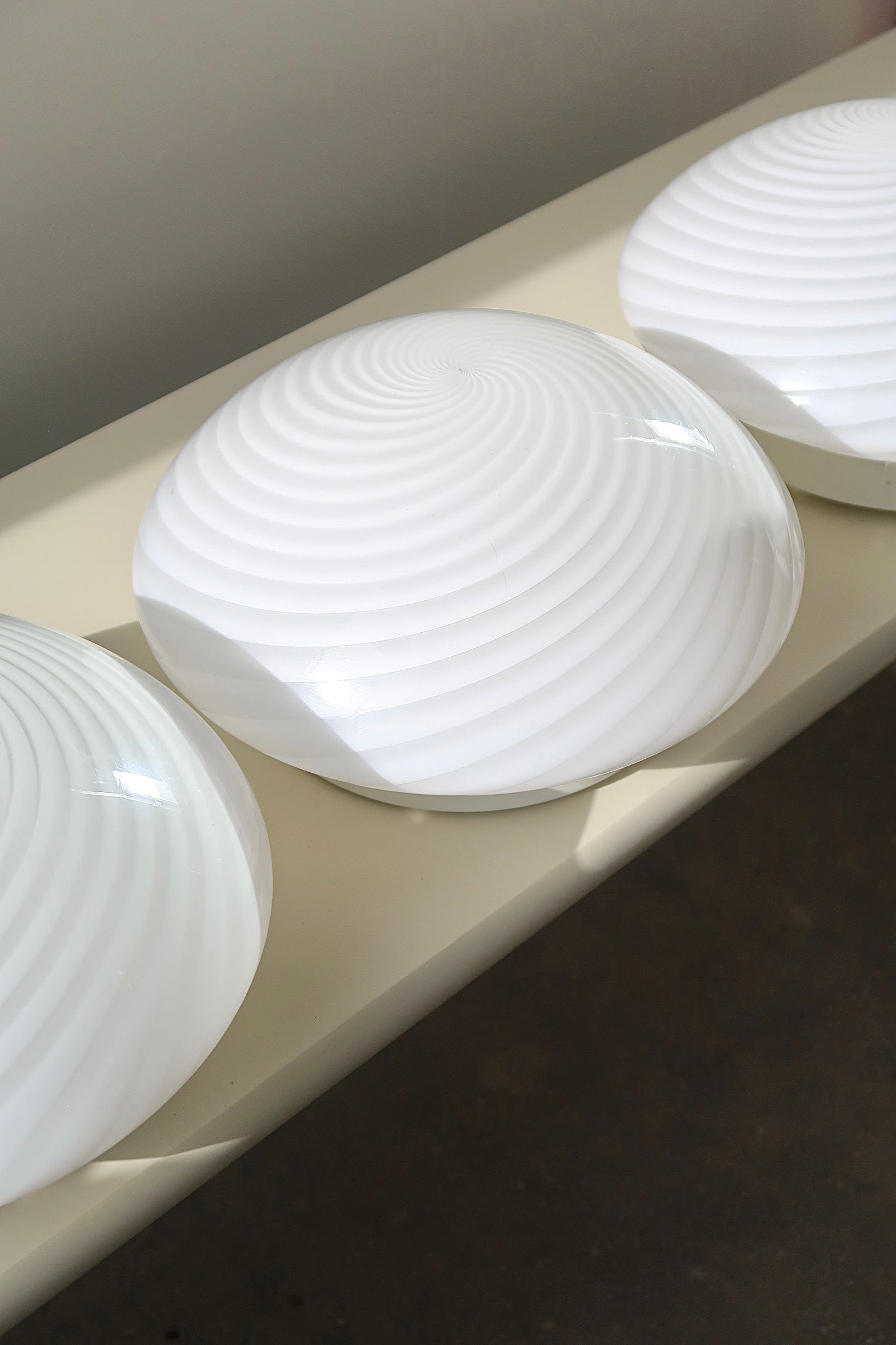 Vintage Murano plafond loftlampe / væglampe. Mundblæst hvid opal glas med swirl og hvid bund. Håndlavet i Italien, 1970erne. D:30 cm⁠⁠ H:16 cm. 