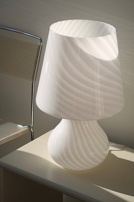 Vintage Murano ekstra stor hvid mushroom bordlampe med swirl mønster. Lampen har dobbelt lyskilde - det betyder, at der både er en pære i nederste og øverste del af lampen. Mundblæst i ét stykke glas og har en smuk swirl. Håndlavet i Italien, 1970erne, og kommer med ny hvid ledning. 