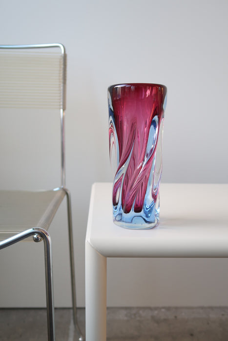 Vintage Murano glasvase med swirl mønster. Mundblæst i de smukkeste toner af transparent pink og blå glas. Håndlavet i Italien, 1970erne. H:21 cm D:8,5 cm⁠⁠ blue glass sommerso