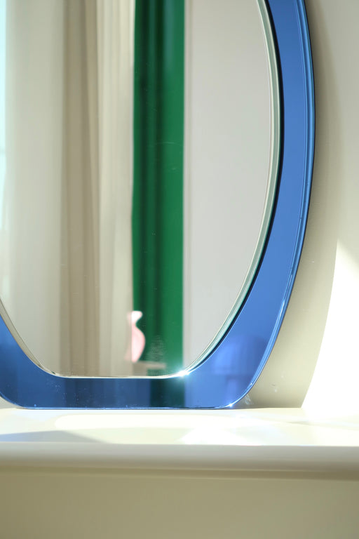 Stort originalt vintage italiensk glasspejl i oval glas med juvel blå kant. Håndlavet i Italien, 1970erne. Glasset fremstår uden afslag/skade med charmerende patina. Et helt eventyrligt smukt spejl. Kom forbi vores showroom og se det. Mål 58x80cm.
