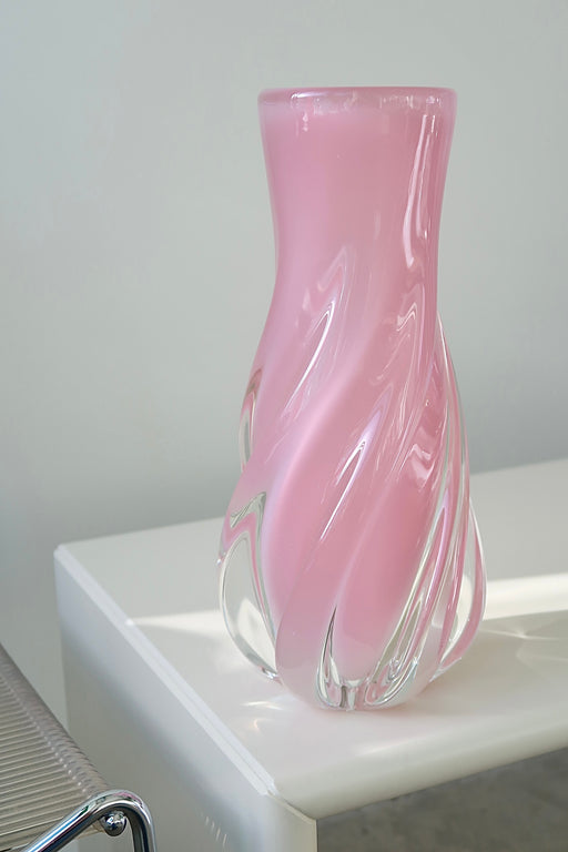 Vintage ekstra stor Murano vase i lyserød / pink alabastro glas. Denne glastype er blevet et samleobjekt grundet sjældenhed og den helt fantastiske nuance. Vasen er mundblæst i en organisk swirl form. Håndlavet i Italien, 1950/60erne. H:33 cm D:14 cm