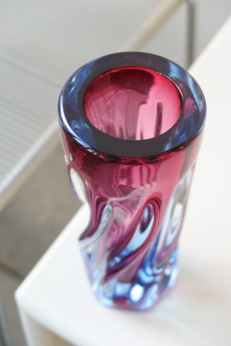 Vintage Murano glasvase med swirl mønster. Mundblæst i de smukkeste toner af transparent pink og blå glas. Håndlavet i Italien, 1970erne. H:21 cm D:8,5 cm⁠⁠ blue glass sommerso