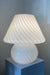 Vintage stor Murano hvid mushroom bordlampe med swirl mønster. Mundblæst i ét stykke glas. Giver et meget fint lys. Håndlavet i Italien, 1970erne.  H:38 cm D:33 cm
