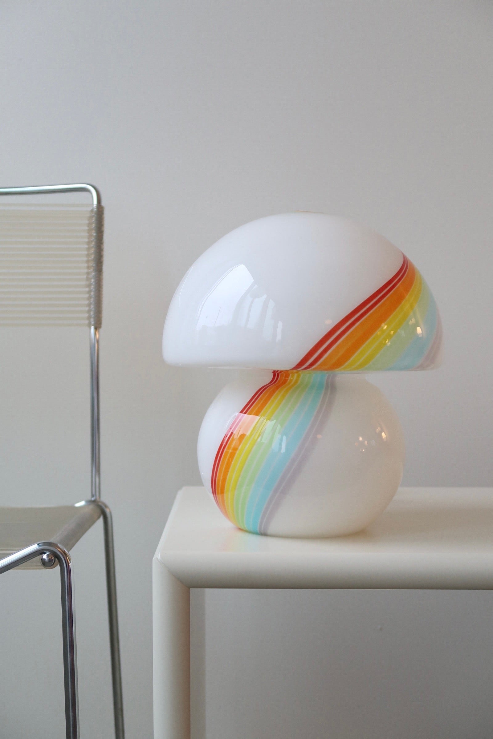 Vintage Murano mushroom bordlampe i champignon form og med regnbue swirl. Lampen er mundblæst i et stykke glas. Den har en linje indeni glasset ved swirl, se billeder. Håndlavet i Italien, 1970erne. H:28cm D:23 cm⁠⁠ rainbow mushroom lamp champignon