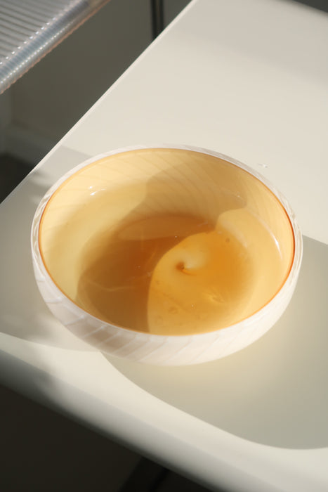 Vintage Murano skål med swirl mønster. Mundblæst creme/amber glas med hvid swirl. Håndlavet i Italien, 1970erne. ⁠⁠D:15,5 cm H:4 cm⁠⁠  ⁠⁠Item 456