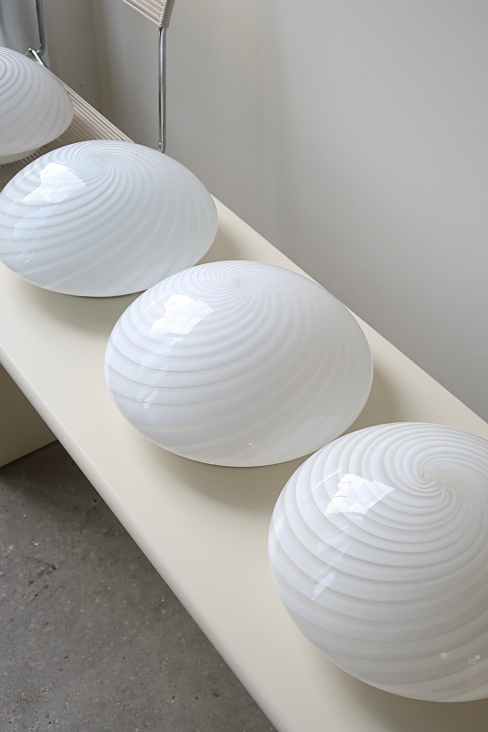 Vintage Murano plafond loftlampe / væglampe i hvid glas med swirl og hvid bund. Håndlavet i Italien, 1970erne. D:30 cm 