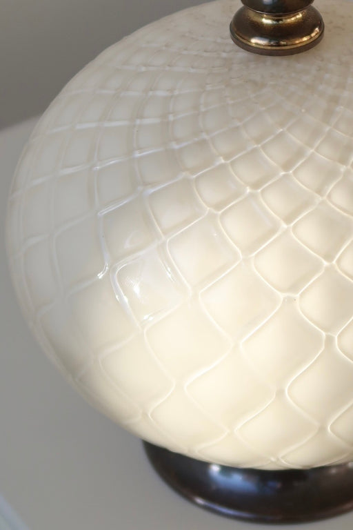 Smuk vintage Murano lampefod udført i cream glas med mundblæst mønster og messing detaljer. Den perfekte størrelse til et sengebord eller en vindueskarm. E27 fatning. Håndlavet i Italien, 1970erne. H:26 cm D:18 cm  creme gul glass lamp base swirl