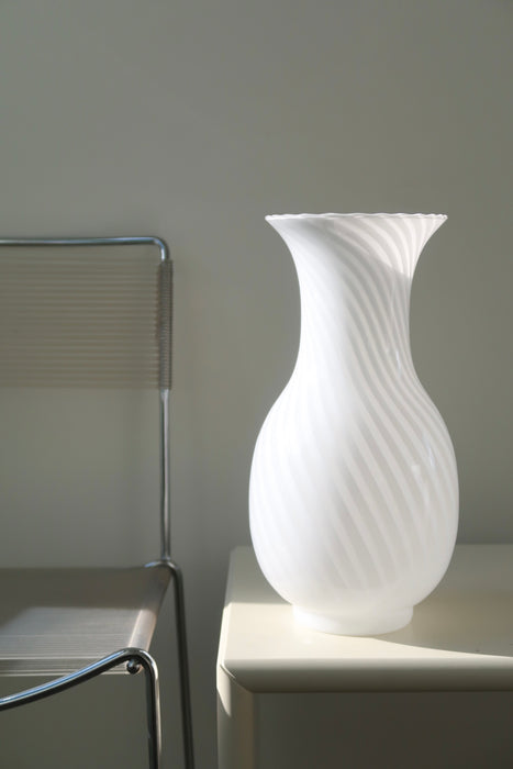 Smuk vintage Murano vase med swirl. Mundblæst i hvid opal glas og har den perfekte størrelse til en buket solsikker. Håndlavet i Italien, 1970erne, fremstår i god stand uden afslag med nogle små mærker. 