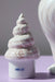 Originalt vintage Royal Copenhagen Konkylie / Triton komplet kaffestel til 7 personer i rosa porcelæn. Designet af den anerkendte danske juveler og guldsmed  Arje Griegst i 1978 (særudgave i rosa blev lanceret i 1984). Sættet er ikke længere i produktion og er i dag et af de mest efterspurgte udgåede stel fra Royal Copenhagen. Stellet er i perfekt stand og alle dele er 1. sortering.   Inkluderer  Kaffekande Konkylie bonbonniere / sukkerskål Flødekande kopper kagetallerken