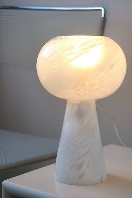Sjælden vintage Murano bordlampe. Mundblæst i en globe form med hvid swirl mønster. Håndlavet i Italien og kommer med ny hvid ledning. H:29 cm⁠ D:20 cm