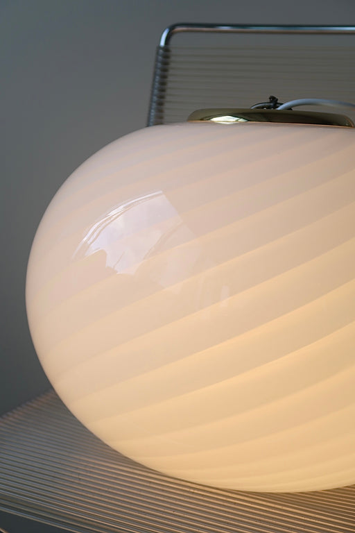 Smuk vintage Murano loftlampe i glas med messing ophæng. Glasset er mundblæst i semi oval form med hvid swirl mønster. Håndlavet i Italien, 1970erne, og kommer med ny hvid ledning. D:40 cm  