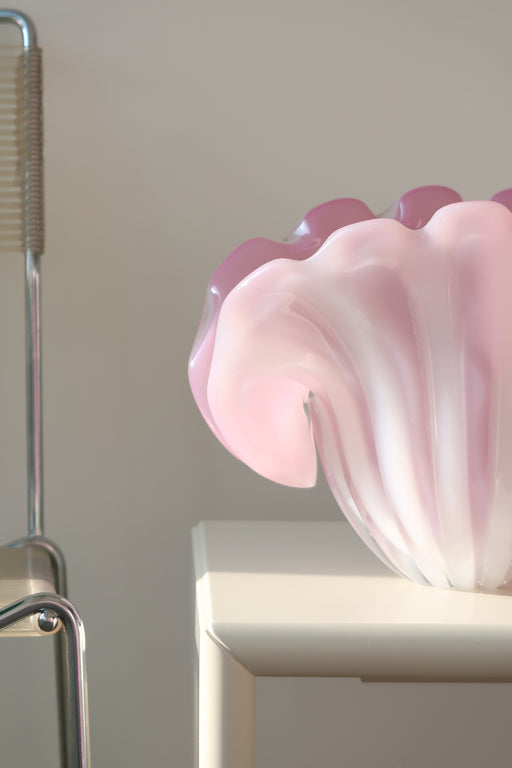 Vintage ekstra stor Murano muslingeskål i pink / lyserød alabastro glas. Mundblæst i en smuk organisk form og et fantastisk stykke håndværk. Muslingen har to baser og kan enten stå oprejst eller tippe på siden. Håndlavet i Italien 1950/60erne. ⁠L:33 cm B:22 cm H:22 cm ⁠