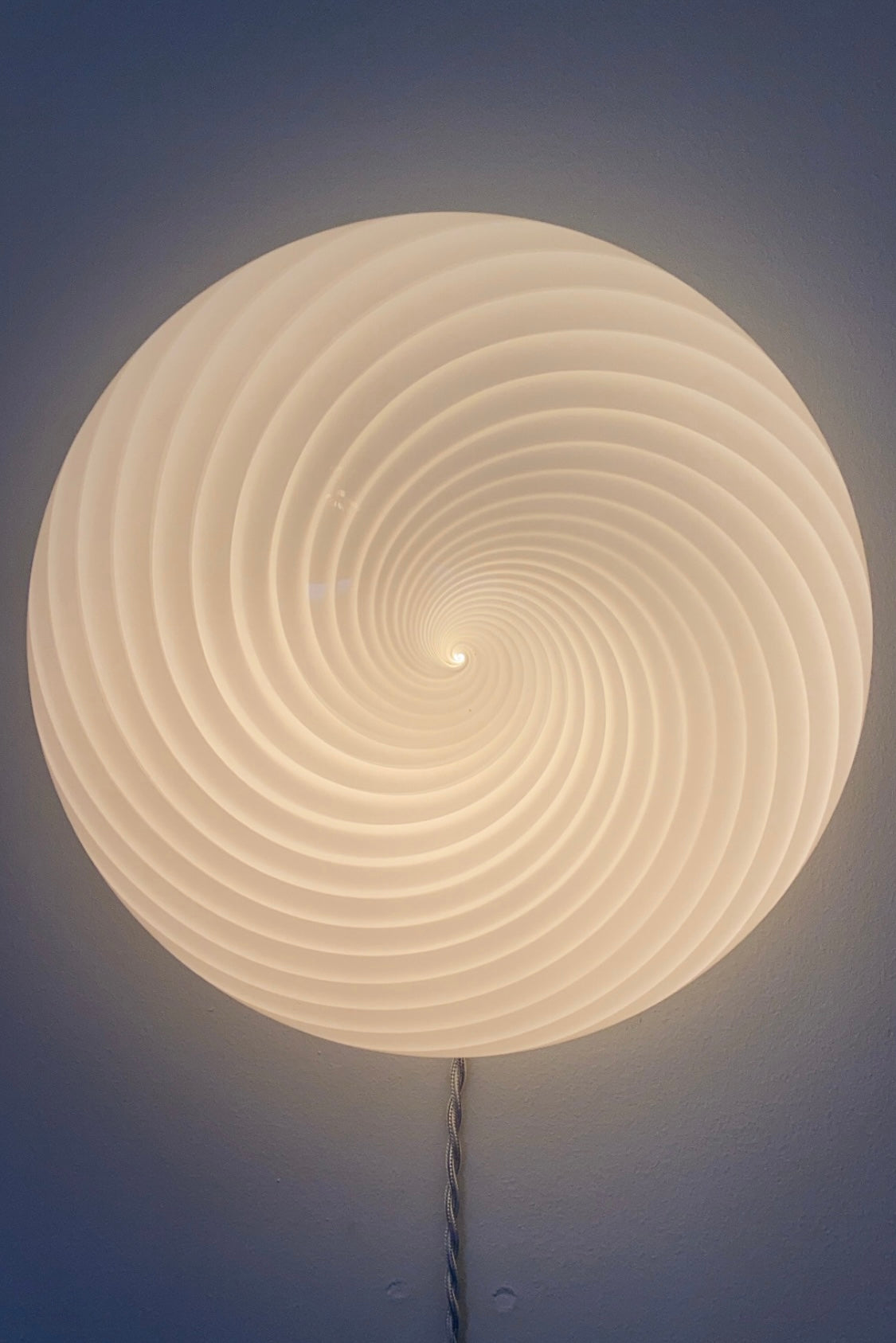 Vintage Murano plafond loftlampe / væglampe. Mundblæst hvid opal glas med swirl og hvid bund. Håndlavet i Italien, 1970erne. D:30 cm⁠⁠ H:13 cm.