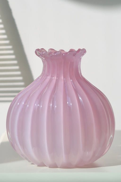 Vintage Murano ribbed vase i lyserød alabastro glas. Tilskrevet Archimede Seguso (ikke signeret). Denne glastype er blevet et samleobjekt grundet sjældenhed og den helt fantastiske nuance. Vasen er mundblæst i en organisk form. Der er ingen afslag, men har dog almindelig patina - se alle billeder. Håndlavet i Italien, 1950/60erne. H:17,5 cm L:16,5 cm D:13,5 cm