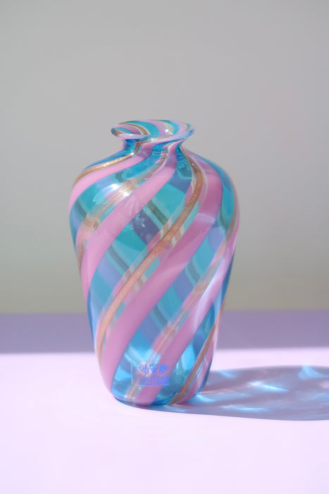 En original vintage Fratelli Toso Murano vase med en historie. Fratelli Toso glaspusteri blev grundlagt i 1854 og var særligt gennem 1930erne og 1960erne et stort navn på Murano øen (Venedig, Italien). 
