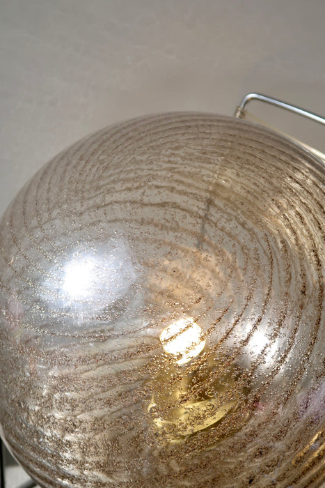 Fantastisk smuk og stor Murano loftlampe i mundblæst glas med originalt messing ophæng. Glasset er mundblæst i en rund form med fine bubbler og swirl mønster.