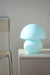 Den fineste vintage Murano Vetri mushroom / champignon lampe i en klar blå nuance med den smukkeste swirl. Lampen er mundblæst i ét stykke glas og har et let og organisk udtryk. Håndlavet i Italien, 1970erne, og er i utrolig god stand med originalt Murano Vetri mærke og ny hvid ledning. H:28,5 cm⁠ D:25 cm⁠