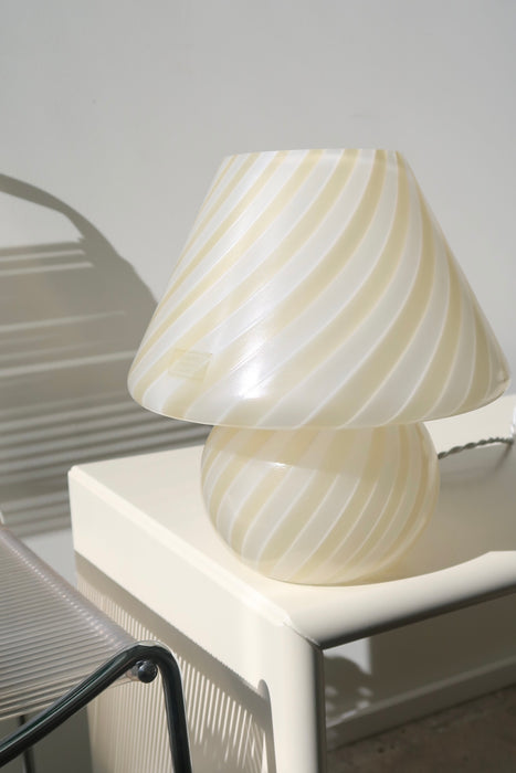 Vintage medium Murano mushroom bordlampe i en særlig kombination af hvid og creme gul. Mundblæst i ét stykke glas med swirl mønster. Lampen har original Murano label. Håndlavet i Italien, 1960/70erne, og kommer med ny hvid ledning. 