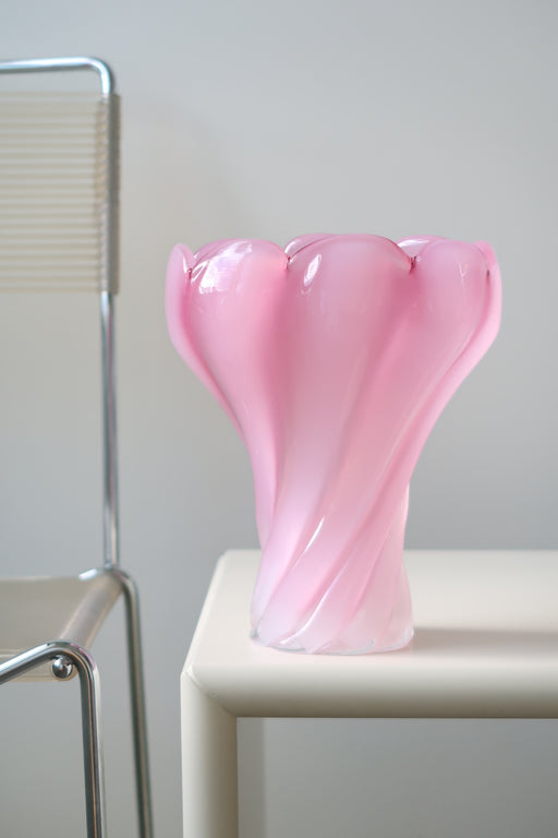 Vintage Murano vase i lyserød / pink alabastro glas. Denne glastype er blevet et samleobjekt grundet sjældenhed og den helt fantastiske nuance. Vasen er mundblæst i en organisk swirl form. Håndlavet i Italien, 1950/60erne. H:22 cm B:18,5 D:15 cm